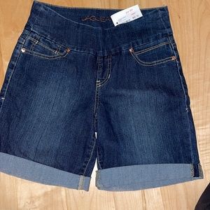 Jag, pull on shorts.